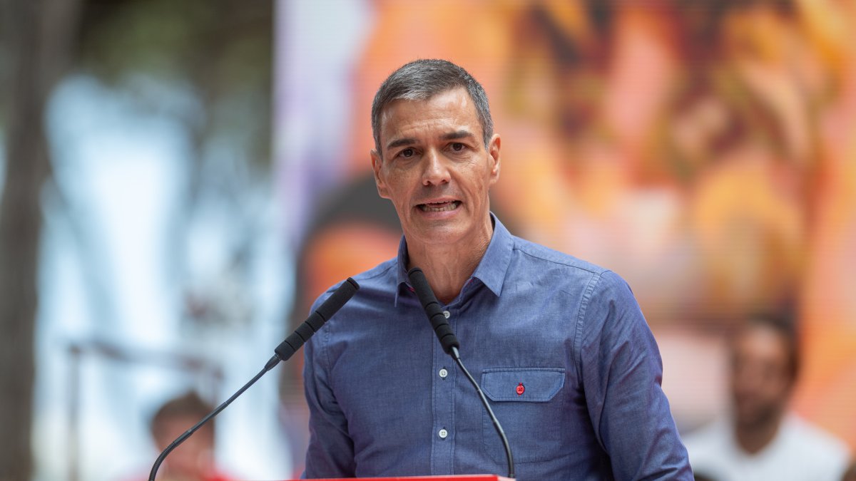 Sánchez encarga una macroencuesta a Tezanos sobre prostitución ante el pánico del PSOE a la sangría del voto femenino