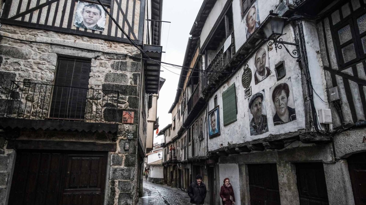 Mogarraz, el pueblo de Salamanca que la Guía Repsol señala como destino imprescindible: un museo al aire libre con 388 retratos en sus fachadas