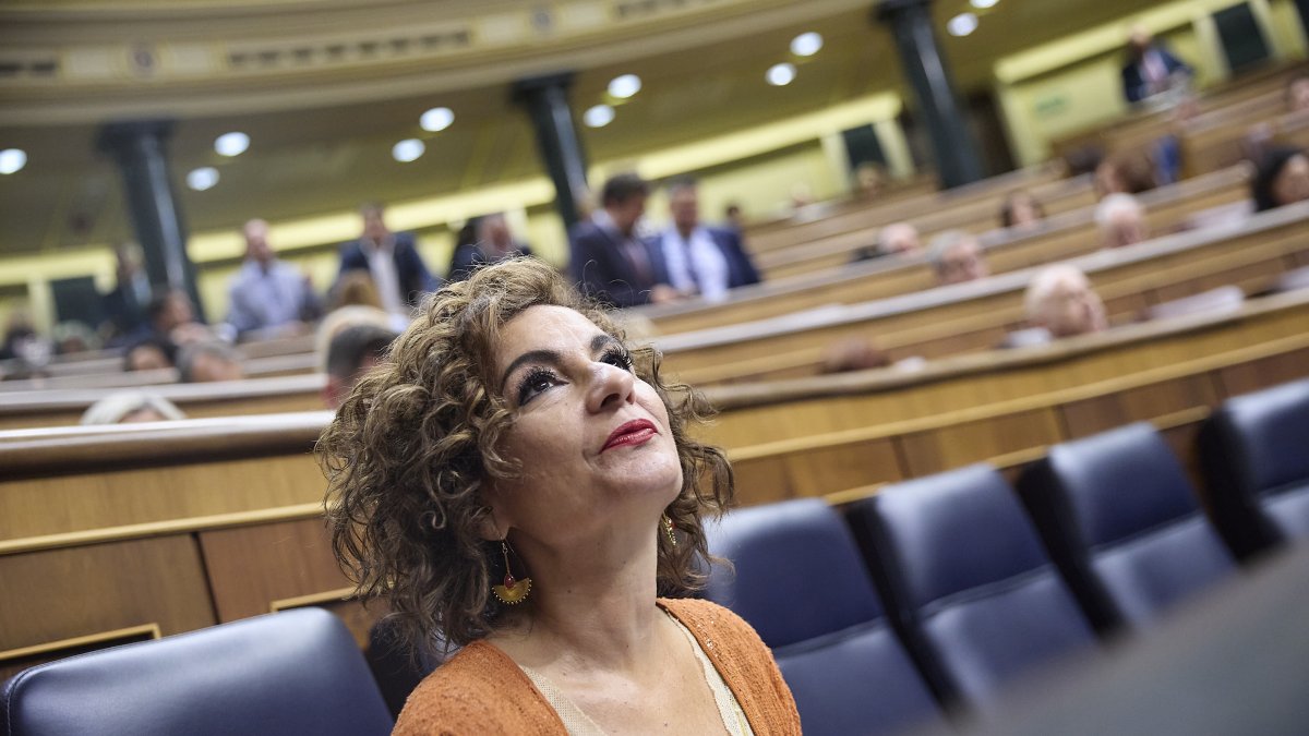 Bendodo achicharra a Montero con la prostitución en la Faffe de su etapa como consejera