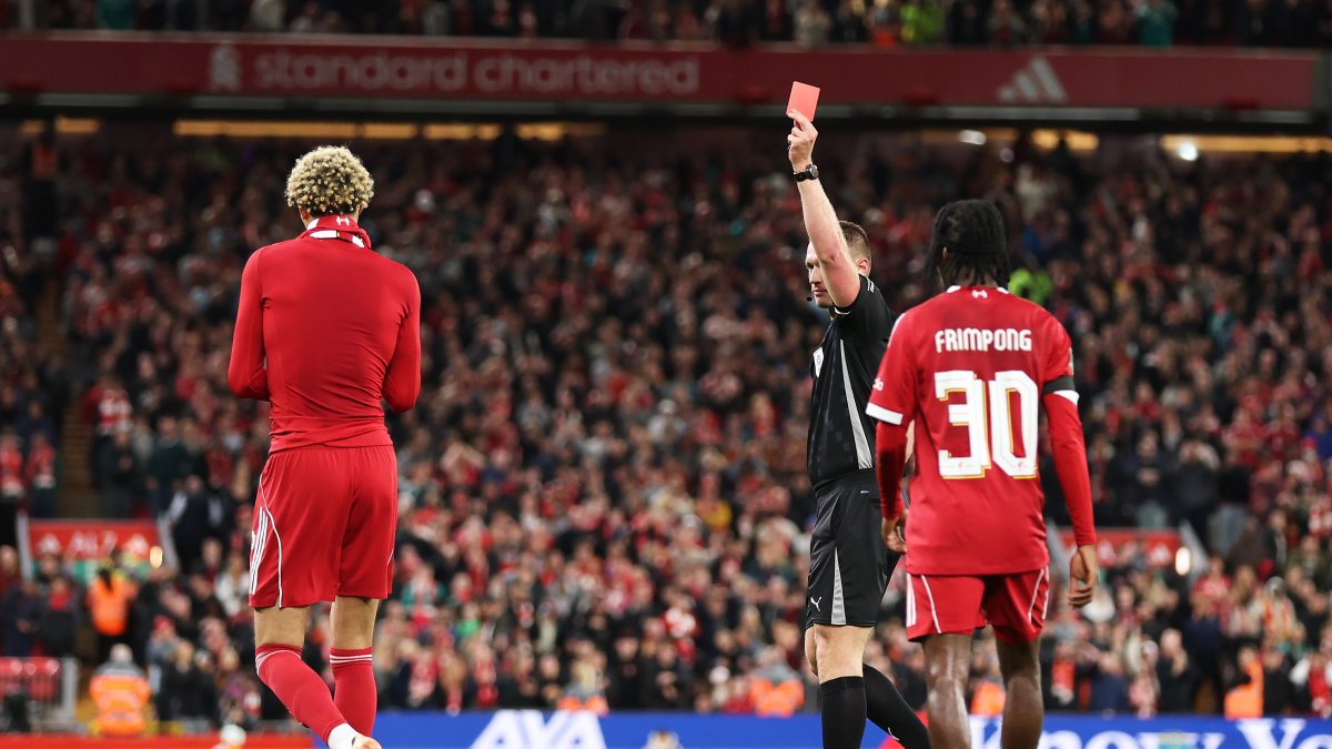 Insólito: Ekitike se hace expulsar en la celebración de su gol ante un Anfield incrédulo