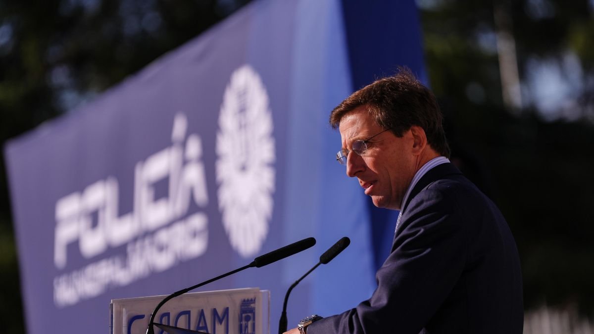 Almeida critica duramente a Sánchez y su familia: "No hay banquillo lo suficientemente largo"