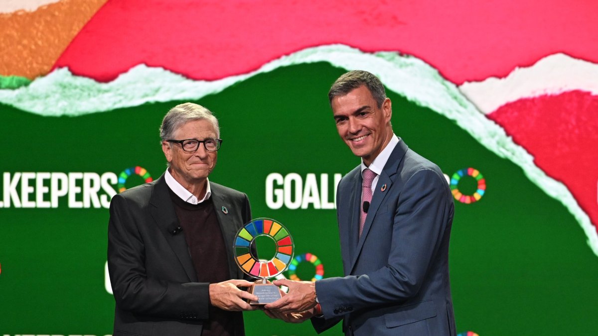 El PSOE presume de la foto de Sánchez con Bill Gates y acaba ridiculizado: "si ha pagado 130 millones"