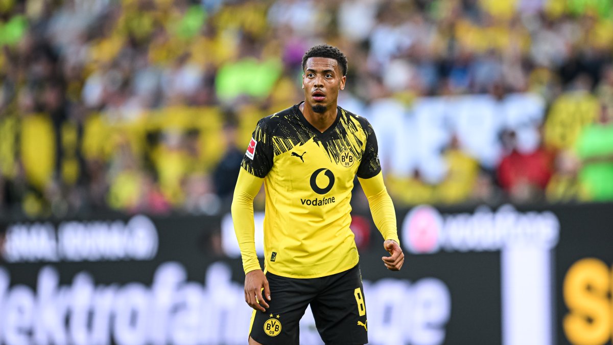 El Dortmund coarta la libertad de expresión de su jugador por 'llorar' a Charlie Kirk