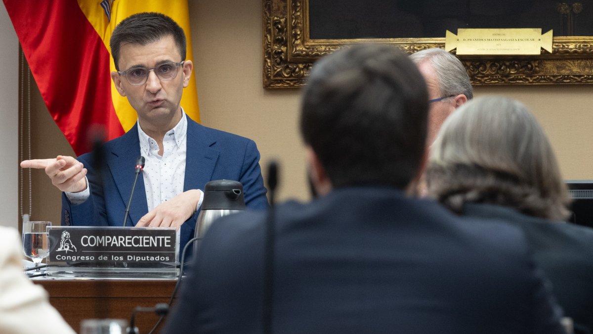 El presidente de RTVE sale escaldado del Congreso: "son el Glovo sanchista que sirve el argumentario de Moncloa a casa 24 horas"