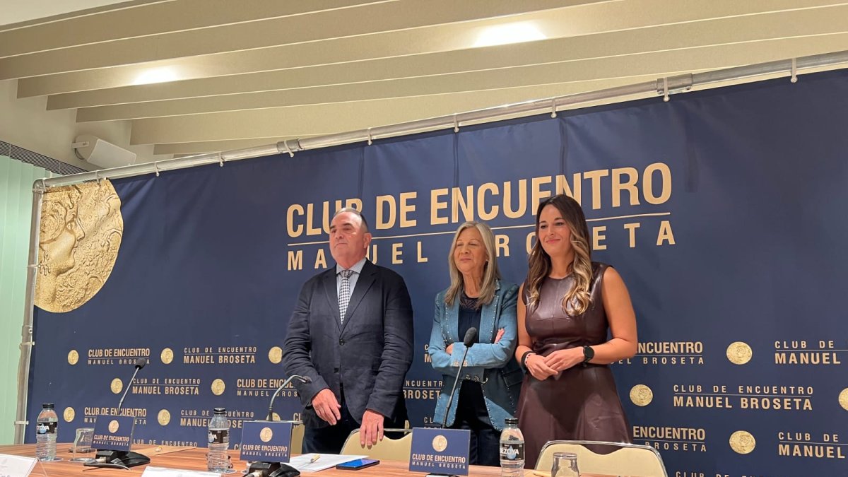 A la derecha, la comisionada para la Reconstrucción del Gobierno, Zulima Pérez, en el Club de Encuentro Manuel Broseta