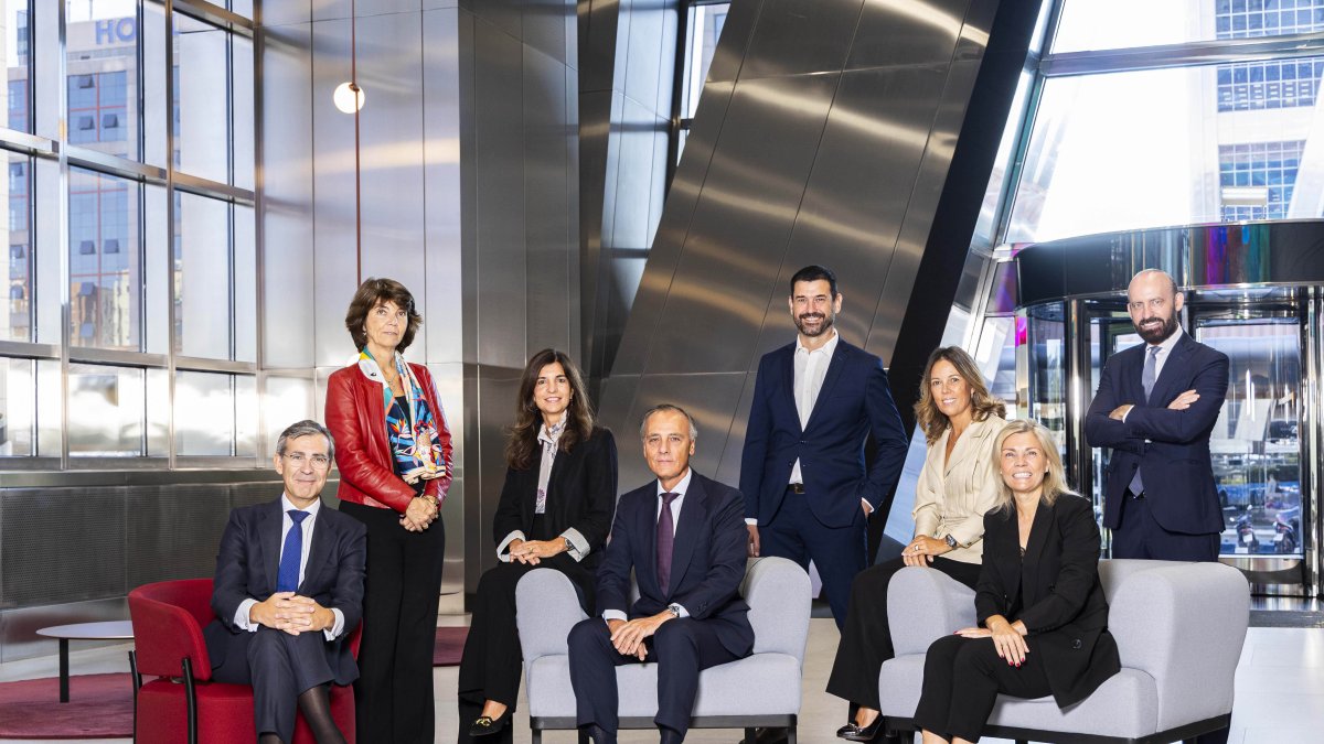 El consejo de CaixaBank AM nombra presidente a Juan Gandarias y vicepresidenta a Belén Martín