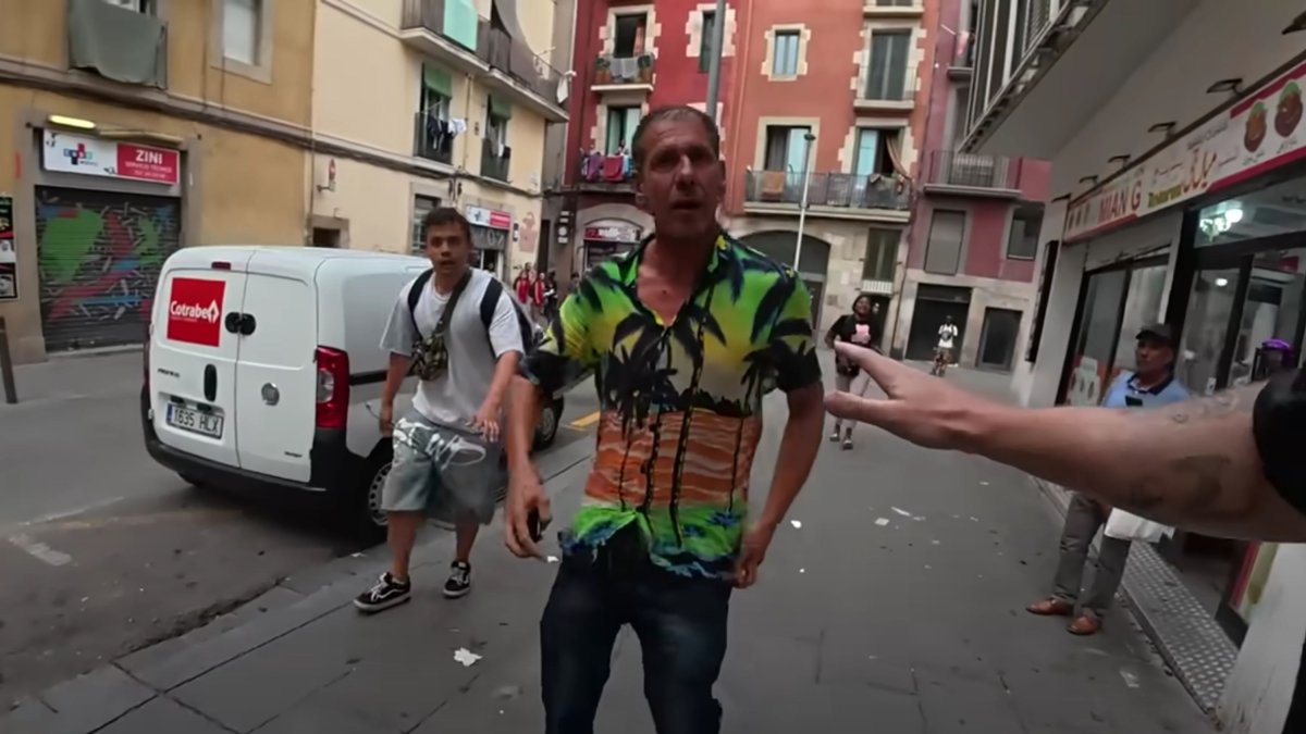 Un influencer sudáfricano vive la realidad de Barcelona: tiene que salir corriendo de El Raval para evitar que le den una paliza