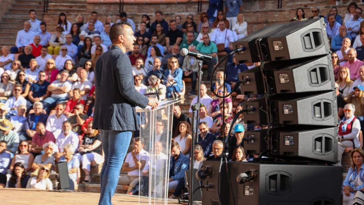 “Ellos hacen fotos, nosotros obras”: Mompó moviliza al PP en Buñol contra el "barro" del PSOE