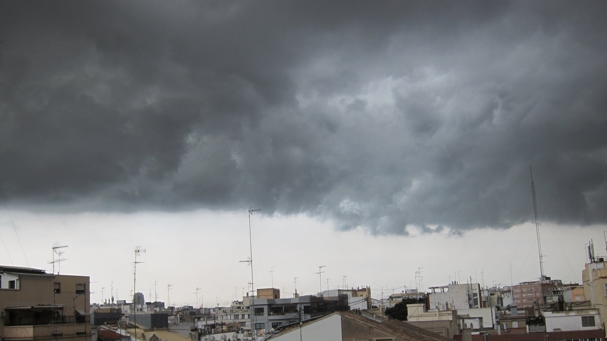 Valencia en alerta ante la llegada del exhuracán Gabrielle: suspendidas clases en las pedanías del sur y zonas inundables