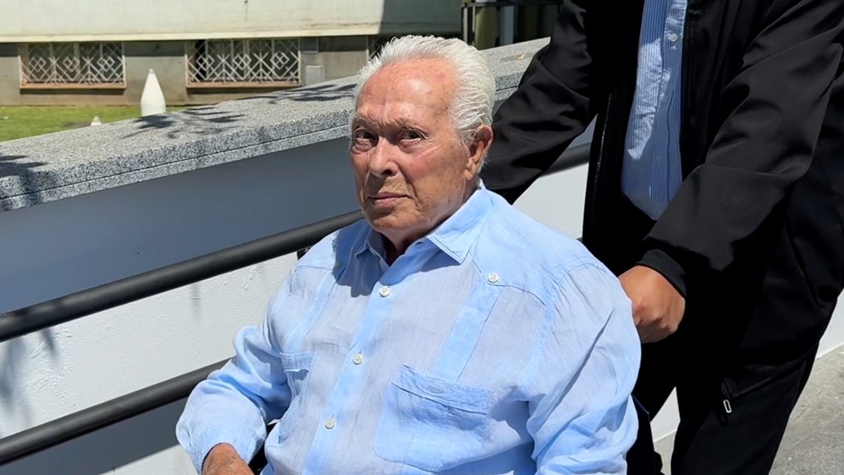 El maestro Curro Romero (91 años) sigue siendo un semental que azota a la salud