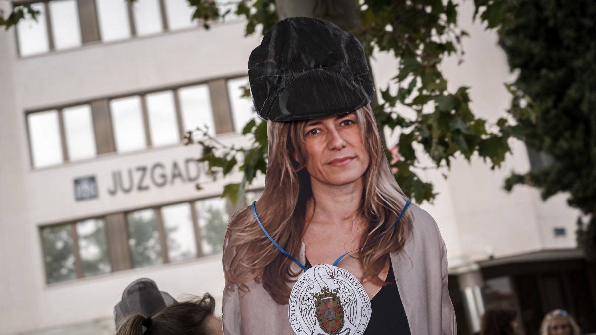 Otro día negro para Begoña Gómez: acorralada por la UCO y pillada colaborando en incumplir la ley en las recomendaciones que firmaba
