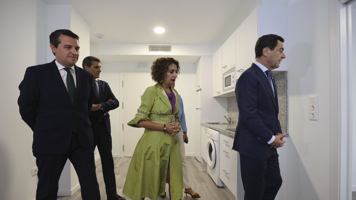 Juanma Moreno baja los humos a Montero en público y anima a "pelear menos y trabajar más"