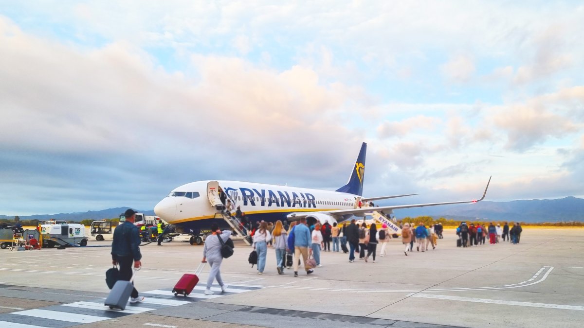 Ryanair se repliega en aeropuertos pequeños pero refuerza su presencia en España para el invierno