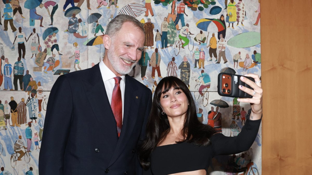 Los sorprendentes gestos entre el Rey Felipe y Aitana arruinan la noche catalana a Pedro Sánchez