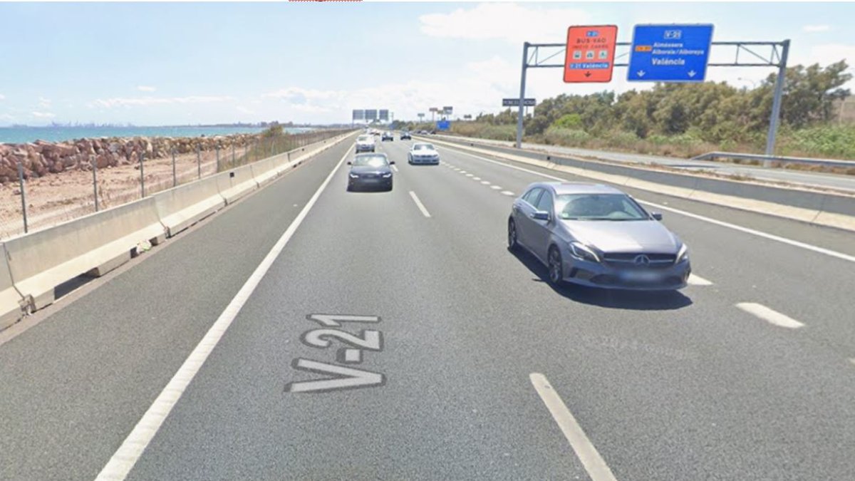 Accidente múltiple y atropello mortal en la V21 en sentido Sagunt: un fallecido y tres heridos