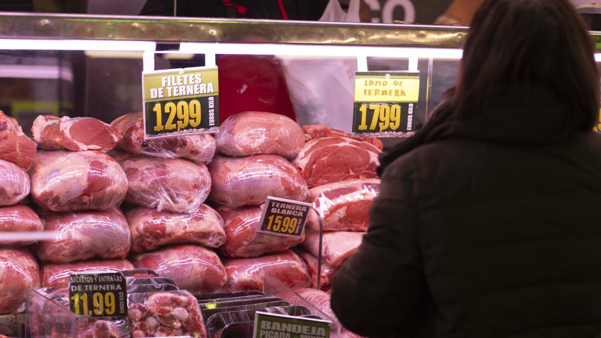 El precio de la carne, sobre todo la ternera, y la charcutería se disparan un 12% en el último año