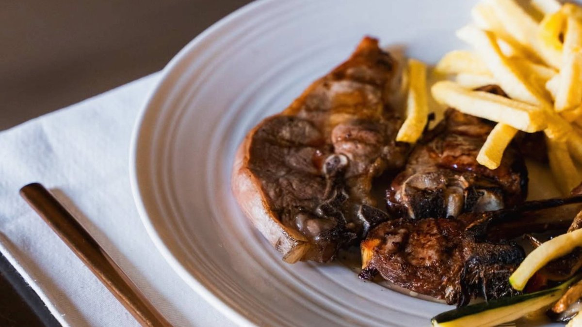 El pueblo medieval de Castellón que brilla en la Guía Michelin por sus carnes a la brasa