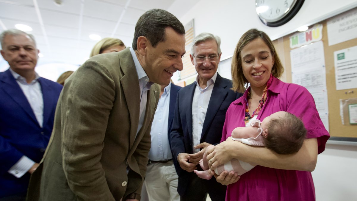 Juanma Moreno completa el paquete de medidas de rebajas de impuestos fomentando la natalidad