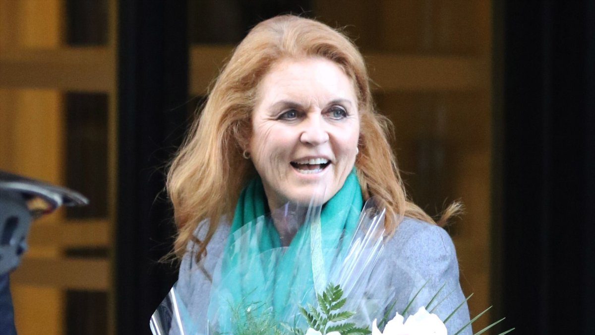 La imagen de Sarah Ferguson hundida tras hacerse públicos sus mensajes con Jeffrey Epstein