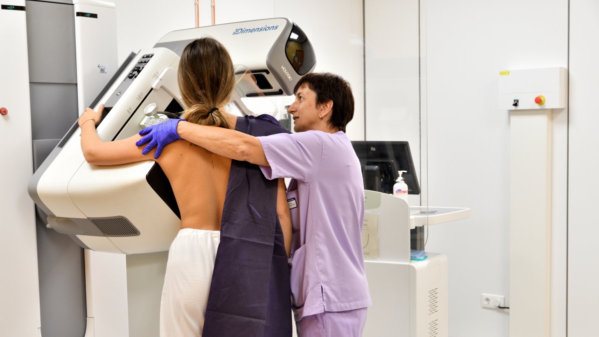 La Junta encara el problema y llama "una a una" a las 2.000 andaluzas del cribado de cáncer de mama