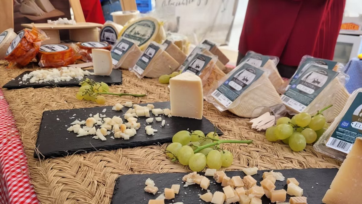 Este pueblo de Málaga se convierte en el paraíso del queso el fin de semana