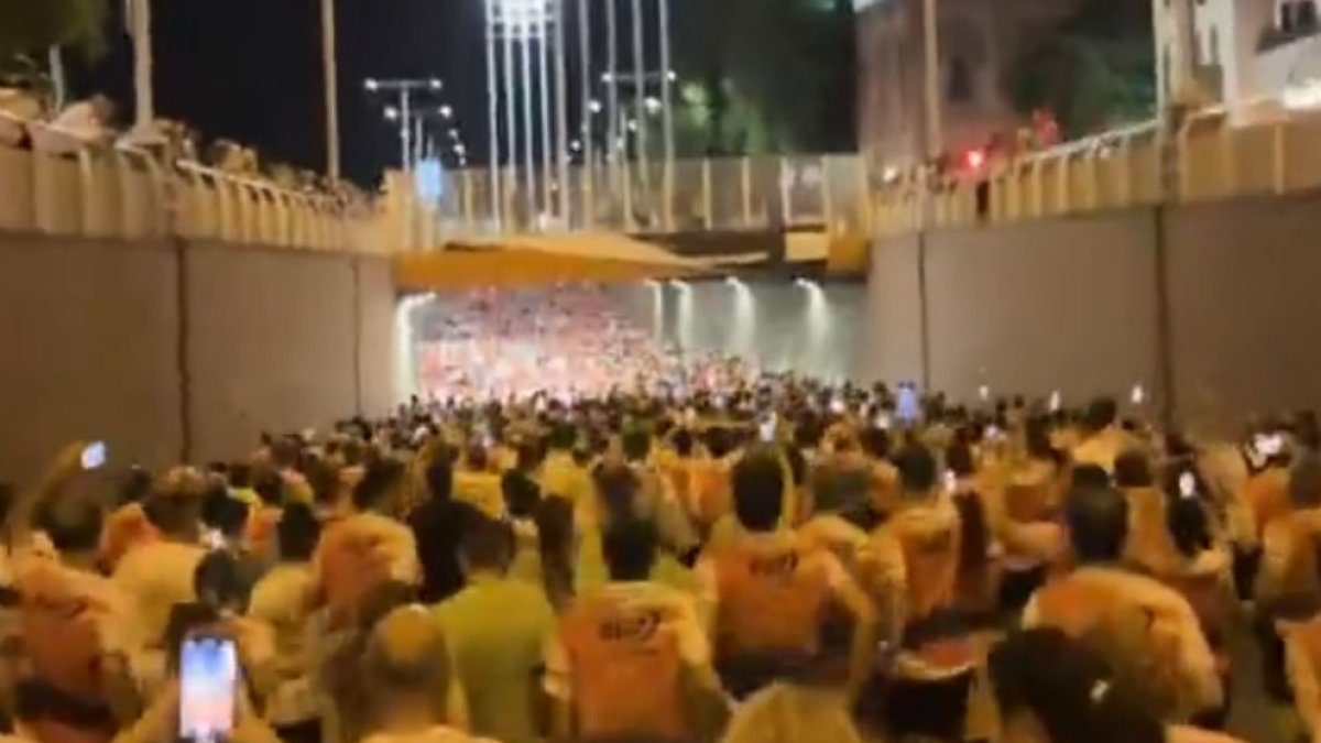 Cientos de corredores entonan cánticos contra Pedro Sánchez durante la Carrera Nocturna de Sevilla