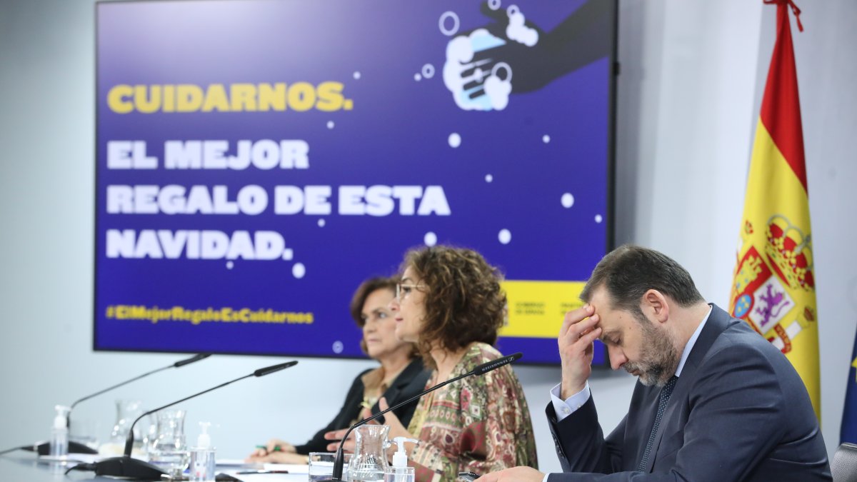 El PSOE trata de apagar el incendio de los sobres: "Todos los pagos a Ábalos son legales y transparentes"