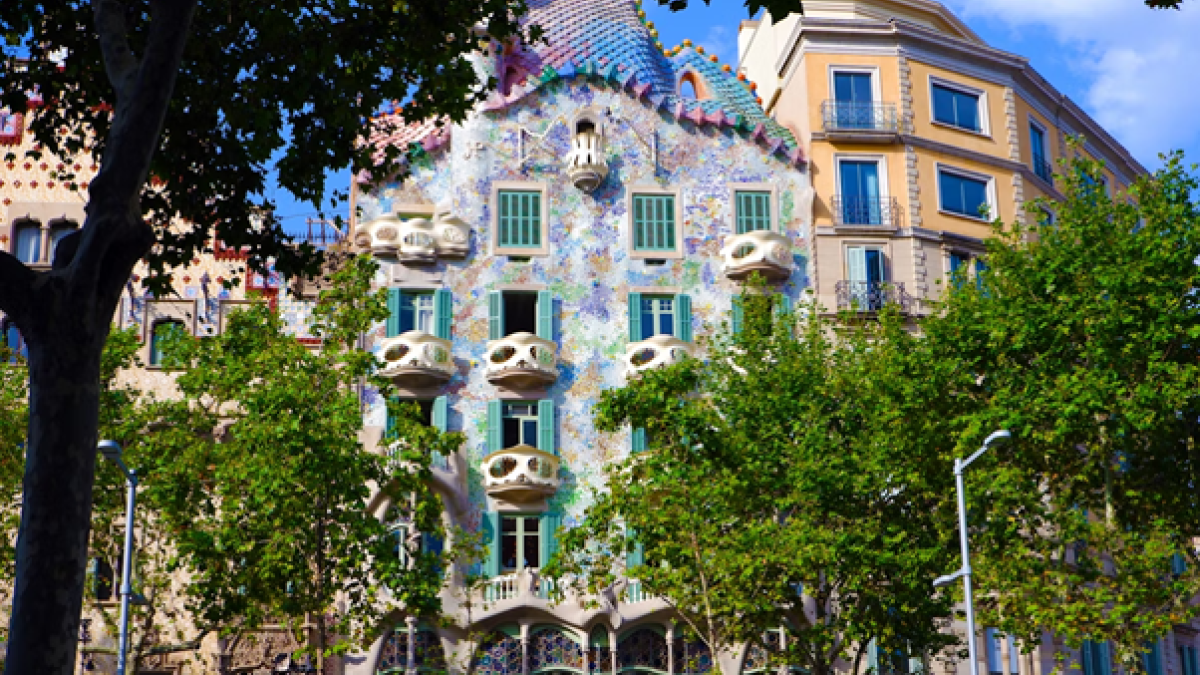 Por qué visitar la Casa Batlló en Barcelona ahora que abre su segundo piso de arte digital