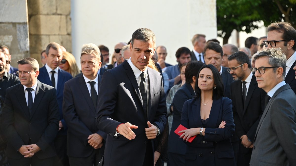Sánchez sí despide a Vara tras plantar a Lambán pero la hemeroteca le destroza: "le llamabas impresentable"