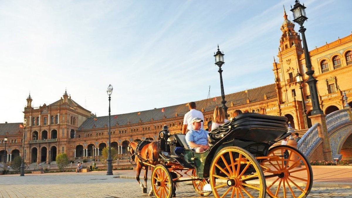 Sevilla no seguirá los pasos de Málaga y mantendrá los paseos en coches de caballos