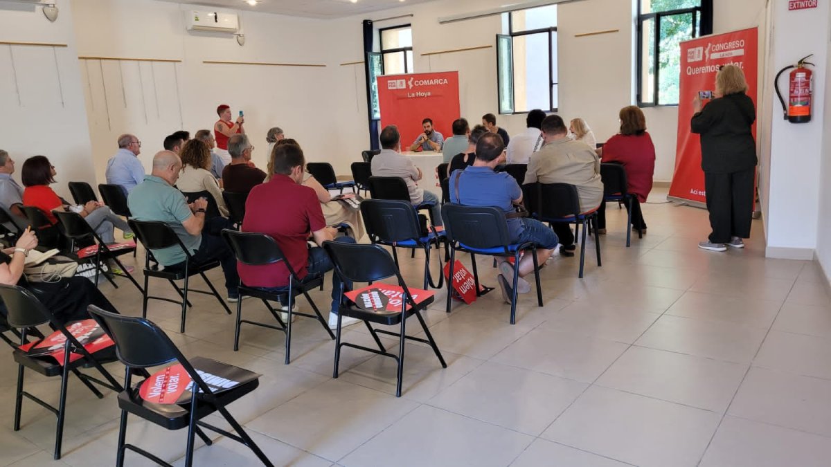 El PSOE reparte merchandising contra Mazón en las comarcales previas al 9 de octubre