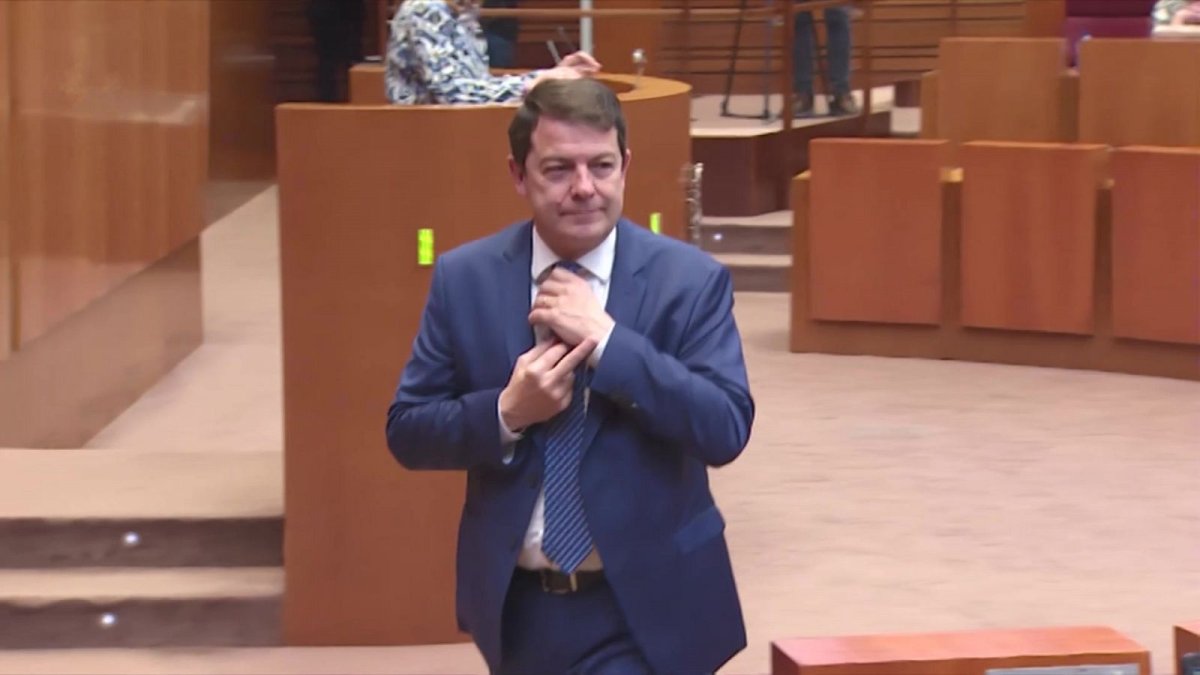 Mañueco avisa del “caos socialista”: el presidente de Castilla y León planta cara al PSOE