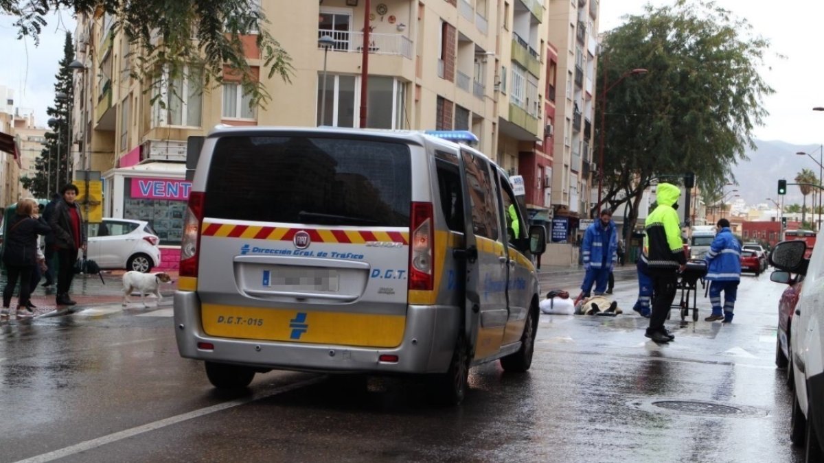 Un hombre de 84 años atropella a una mujer mientras cruzaba con semáforo en verde