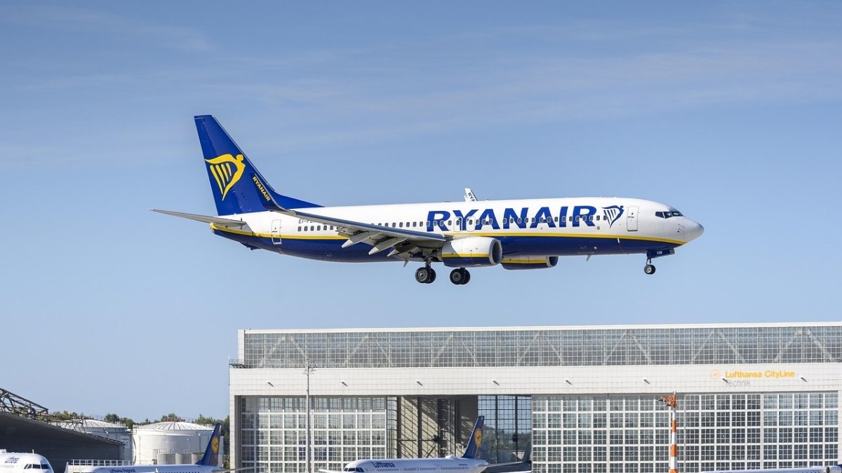 Bruselas abre un expediente a España por multar a las aerolíneas que cobran un suplemento por el equipaje de mano