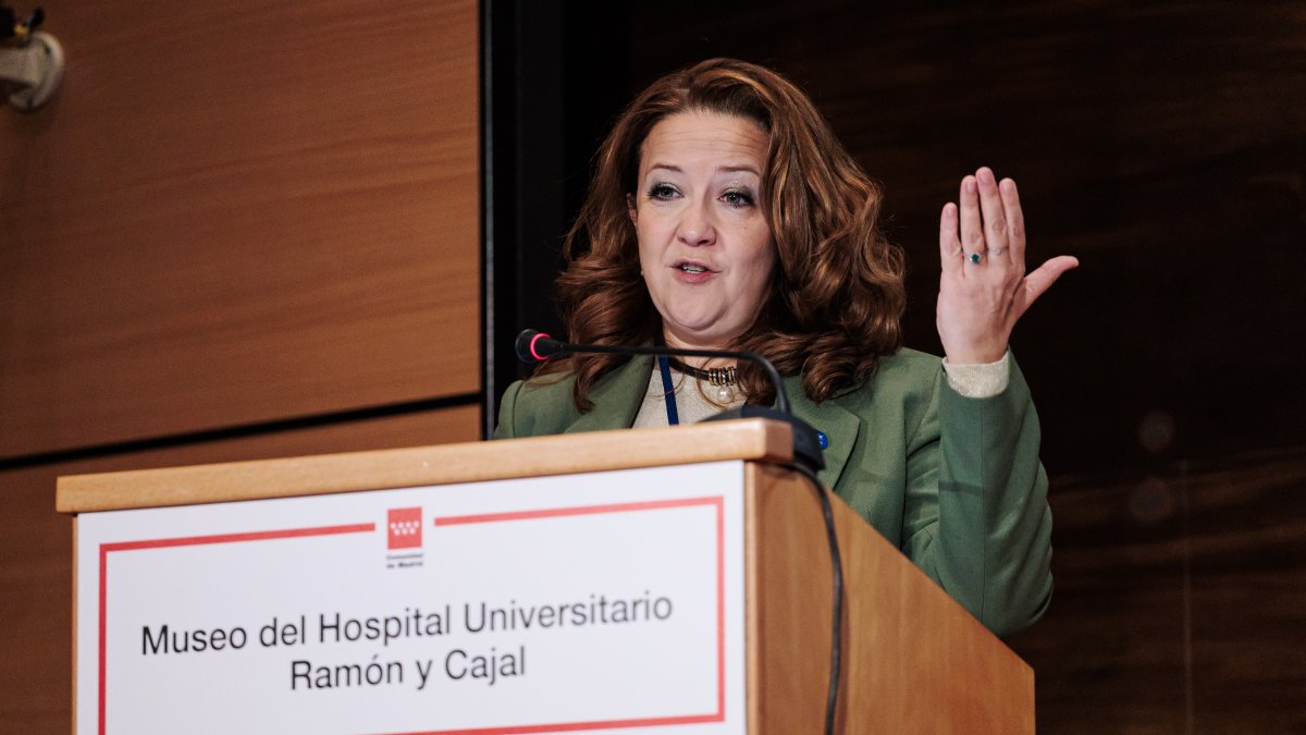 Un periodista de 'El País' intenta desprestigiar a la Consejera de Sanidad madrileña y su respuesta se resume en "repaso antológico"