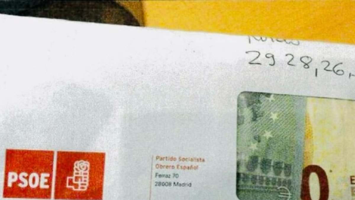 Sobres del PSOE con el logo y el membrete, repleto de billetes.