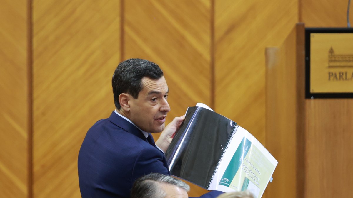 Juanma Moreno responde con medidas drásticas a la crisis del cribado en un pleno bronco y muy personal