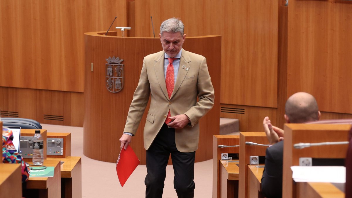 Ferraz fuerza la dimisión del procurador socialista José Luis Vázquez tras su imputación por presunta corrupción municipal