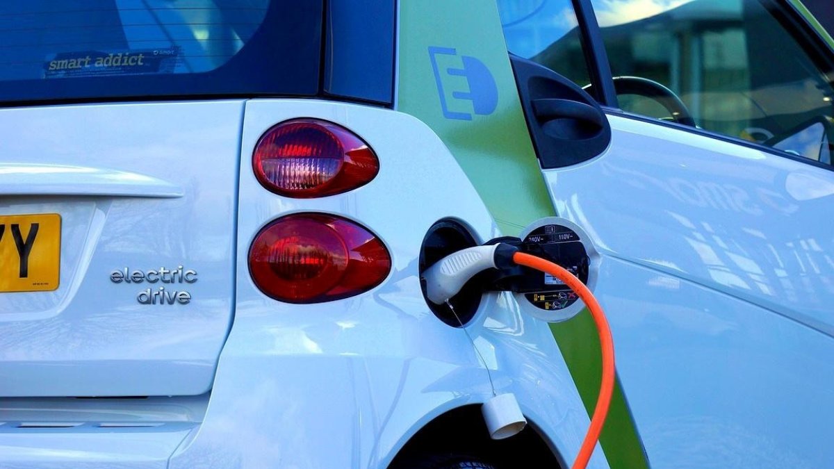 ¿Qué países importan más vehículos eléctricos e híbridos en la UE?