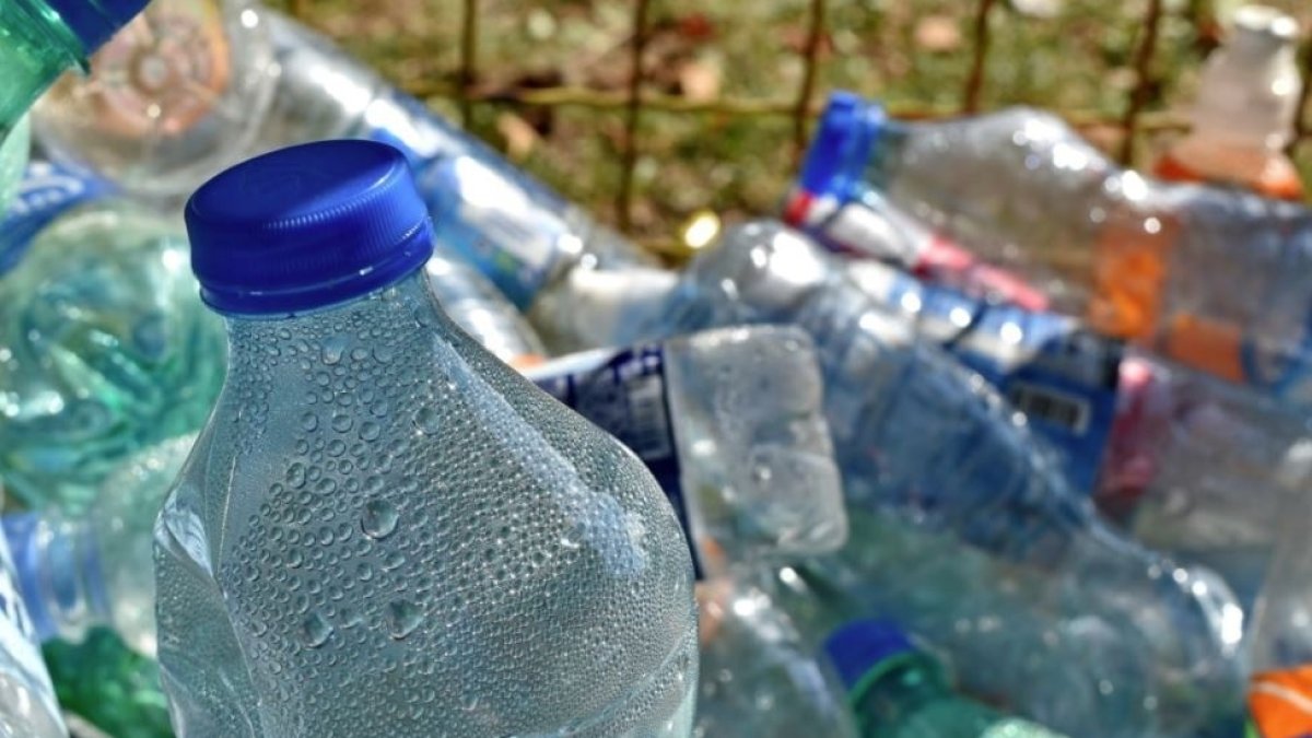 Tras los tapones fijos… este es el nuevo cambio que se hará en las botellas de plástico