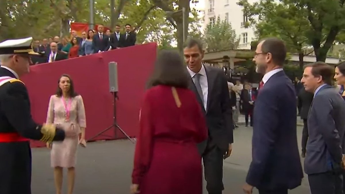 Pitos y abucheos a Sánchez en su llegada al Desfile por el Día de la Hispanidad