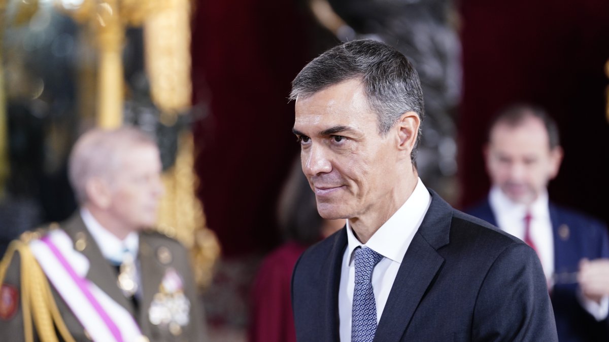 Sánchez, abucheado y sin Begoña, huye de la prensa en el Palacio Real