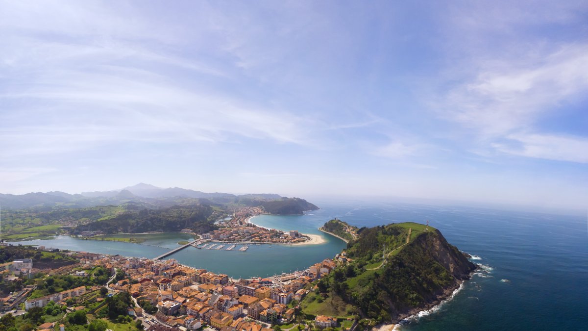 Ribadesella, el pueblo más feliz de Asturias: historia marinera, cuevas prehistóricas y un aire que levanta el ánimo