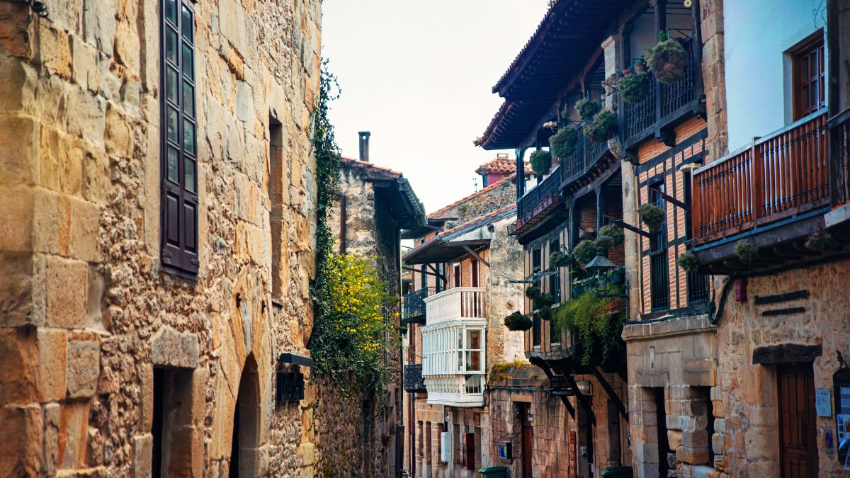 El pueblo más bonito de Cantabria y uno de los más felices de España: calles de piedra, cuevas prehistóricas y una calma que no pasa de moda