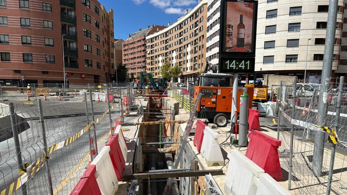 Cortes de tráfico en el barrio Parquesol de Valladolid por las obras de la red de calor de la Junta