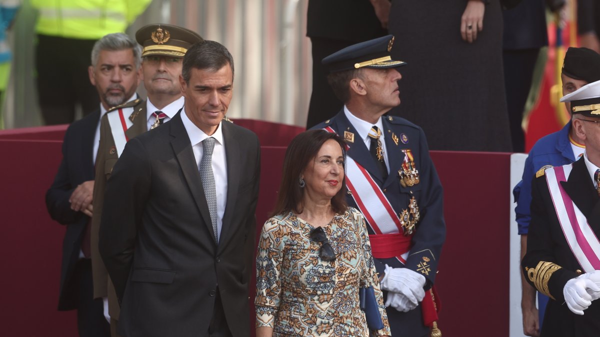 Sánchez incendia a la Guardia Civil hasta en su día: se equivoca de lema y le colorean la cara