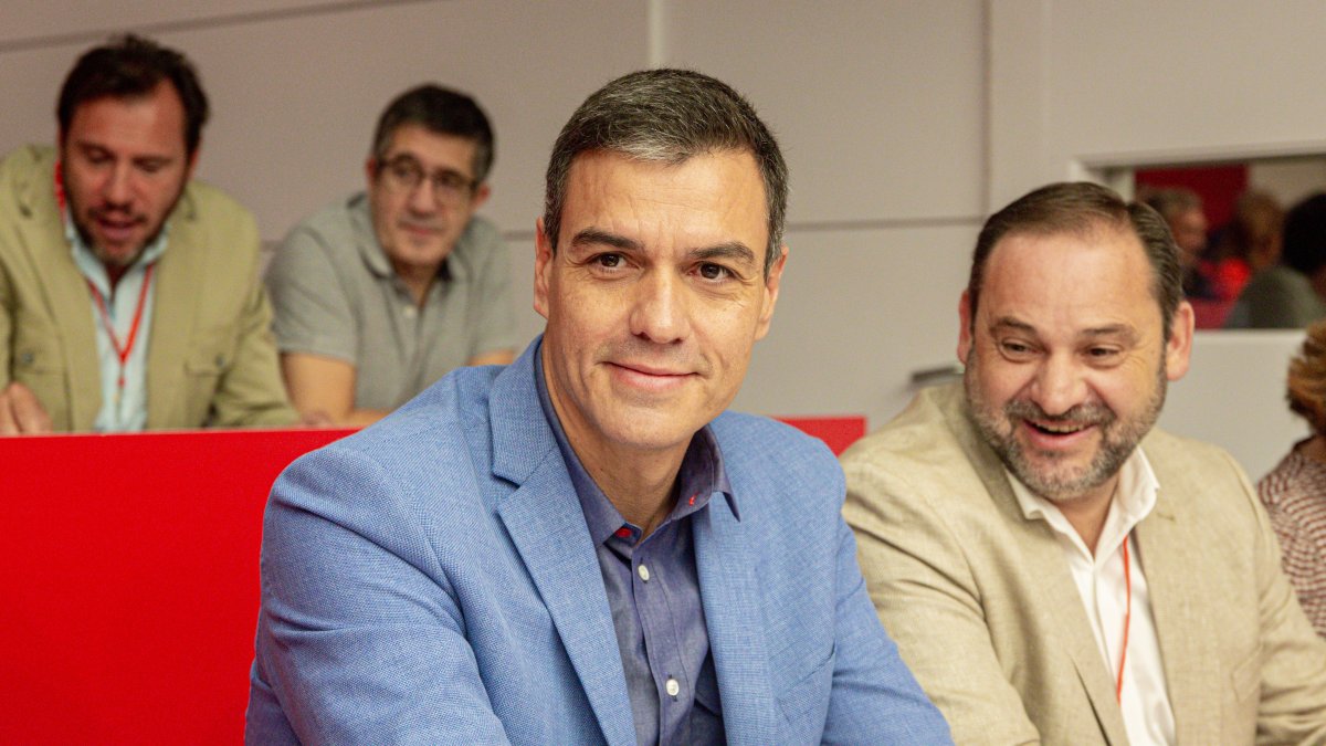 El juez Peinado da la peor noticia a Sánchez con Begoña Gómez y Ábalos intenta echarle una mano