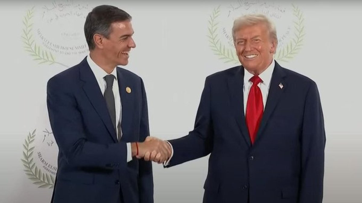 Sánchez y Trump se encuentran y dejan un largo (y tenso) apretón de manos con tirón incluido del norteamericano lleno de detalles