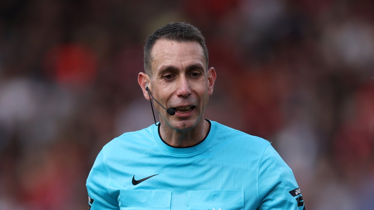 Un exárbitro de la Premier League se declara culpable de grabar un video indecente de un menor