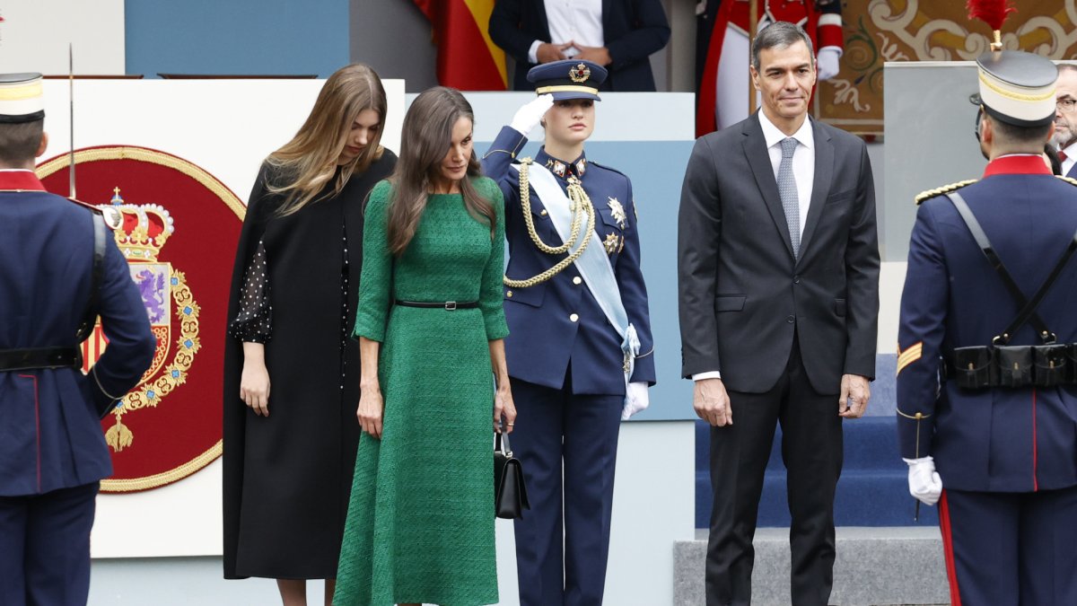 La imagen viral de Leonor y Sofía carcajeándose de los abucheos a Sánchez remata a Moncloa